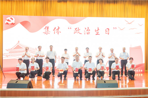 為黨員代表過集體“政治生日” 通訊員李偉攝 為黨員代表過集體“政治生日” 通訊員李偉攝