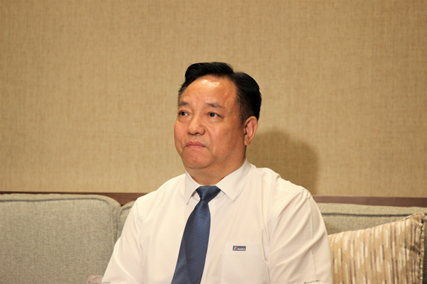 人民電器集團(tuán)董事長鄭元豹接受采訪。記者薛江濤攝