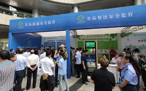 各職能部門于展位處進(jìn)行宣傳互動(dòng)   記者納婭攝