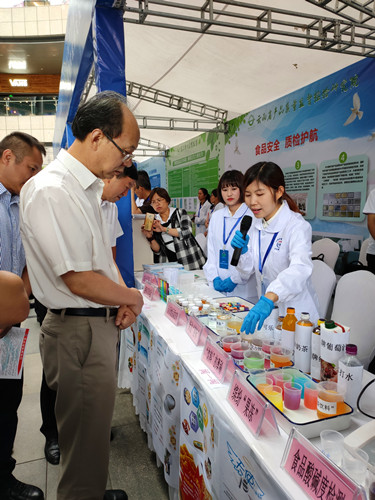 張榮明一行進(jìn)行展位巡訪   記者納婭攝