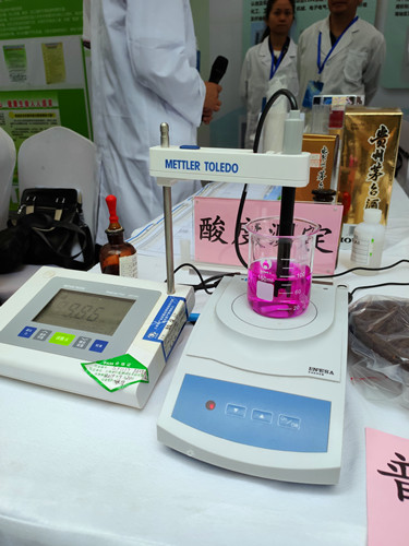 現(xiàn)場(chǎng)進(jìn)行食品酸度測(cè)定展示  記者納婭攝