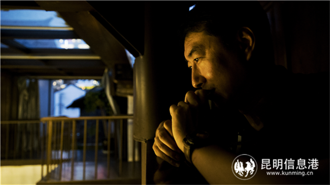 周權正在講述話劇