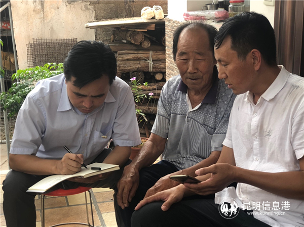 陳江耐心聽取群眾反映的問題