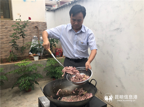 與貧困戶一同做飯燒菜