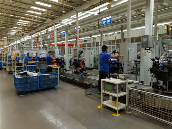 自動(dòng)化生產(chǎn)線上，人工負(fù)責(zé)較為輕巧，復(fù)雜的部分。