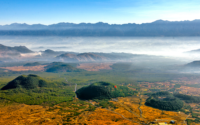 高黎貢山火山群 杜小紅攝 高黎貢山火山群 杜小紅攝