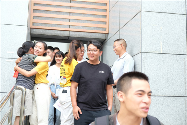 老師與同學擁抱告別 老師與同學擁抱告別