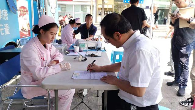 為黨慶生！援非醫(yī)療隊(duì)臨行前來獻(xiàn)血