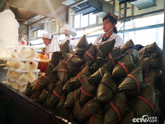 和田夜市。（何川 攝）