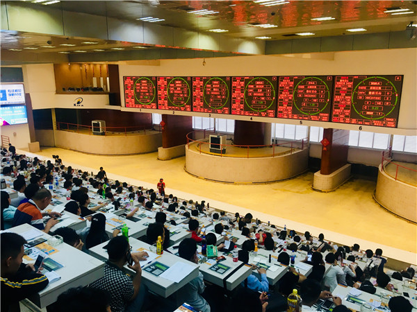 圖片3：昆明國際花卉拍賣交易中心的拍賣大廳。