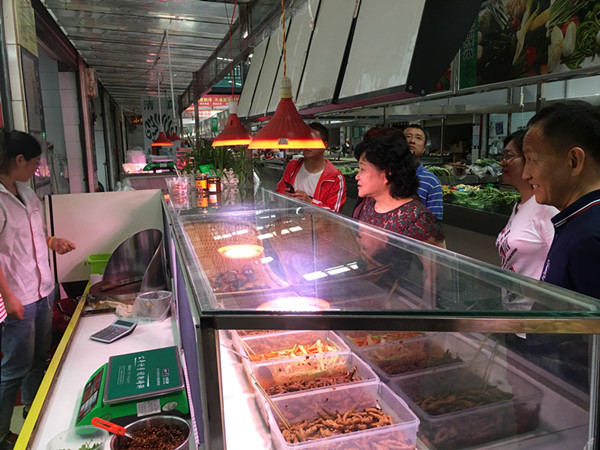 督查組檢查瑞豐農(nóng)貿(mào)市場(chǎng)攤位