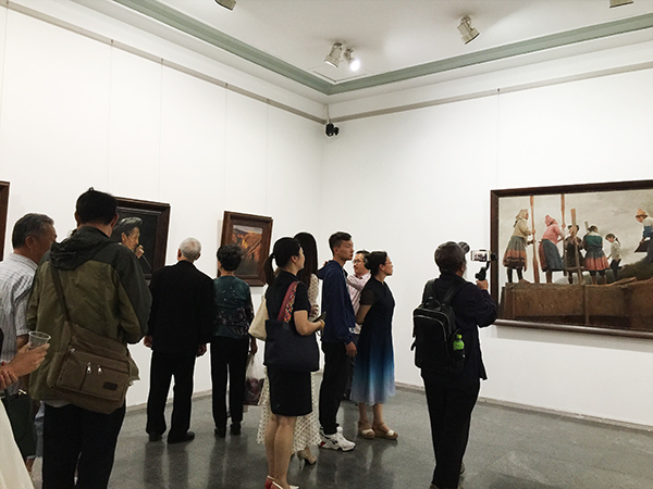 大家駐足觀看展出作品。記者孫紅亮攝