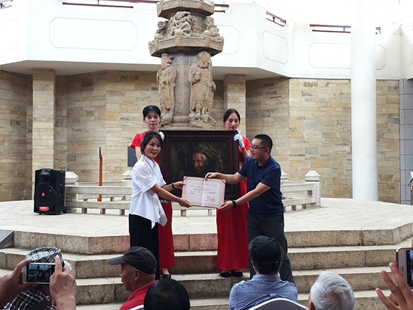 張菲云捐贈(zèng)作品給昆明市博物館。記者孫紅亮攝