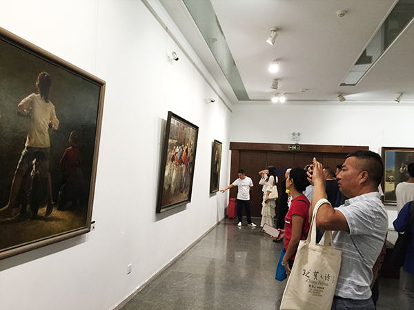 市民觀看展出作品。記者孫紅亮攝