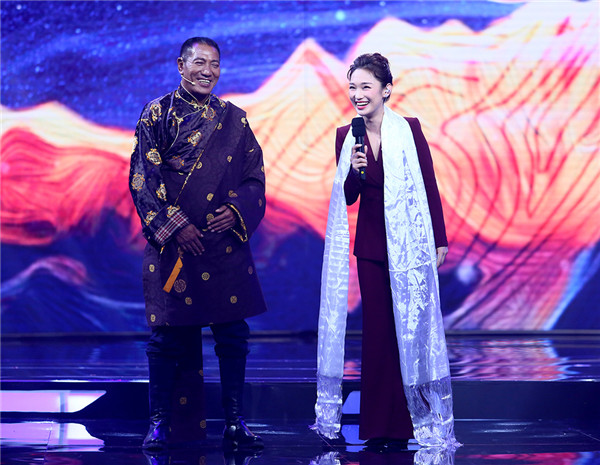 星光聚力人斯那定珠登臺(tái)為主持人獻(xiàn)哈達(dá) 星光聚力人斯那定珠登臺(tái)為主持人獻(xiàn)哈達(dá)