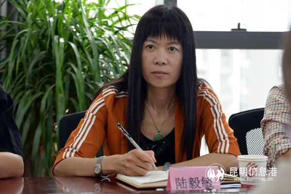 市文聯(lián)黨組書記陸毅敏認(rèn)真聽取網(wǎng)絡(luò)作者發(fā)言。記者合宇聰攝