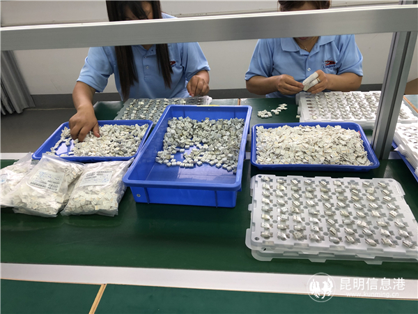 電子廠工人正在加工數(shù)據(jù)線 電子廠工人正在加工數(shù)據(jù)線