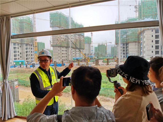 工作人員正介紹安置區(qū)施工情況