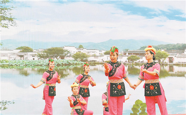 昆明市“掃黑除惡花燈進村鎮(zhèn)”法治宣傳巡演活動啟動。 記者楊艷輝攝