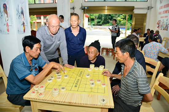 圖為新興社區(qū)居民在活動室里下象棋 田琦 攝