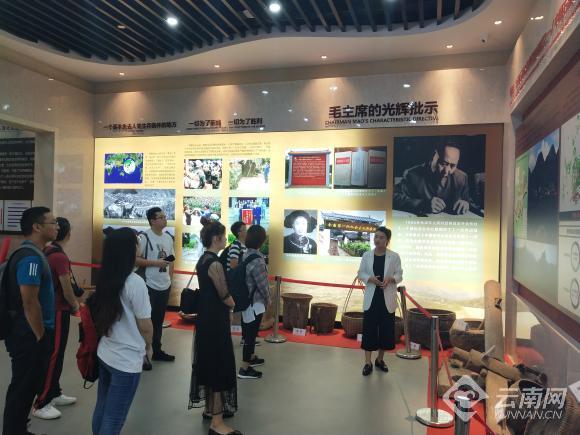 媒體記者參觀了解西疇群眾與石漠化抗爭的故事。姬祥虎 攝