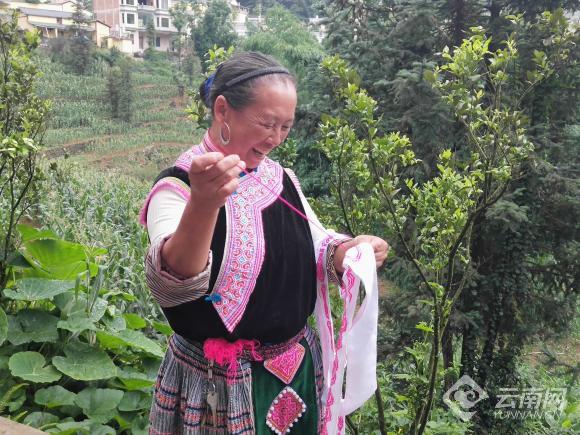 苗族群眾露出了幸福的笑容。姬祥虎 攝