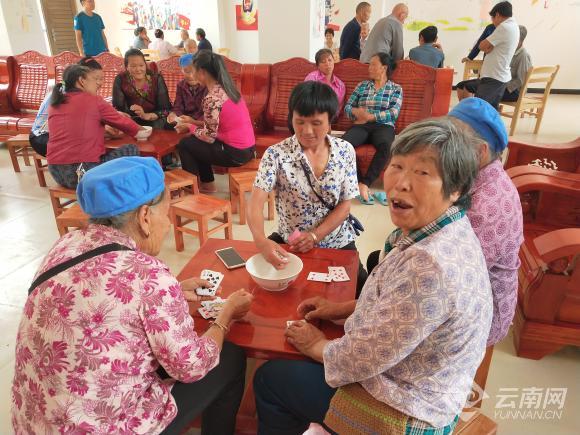 搬遷群眾在活動室娛樂。姬祥虎 攝