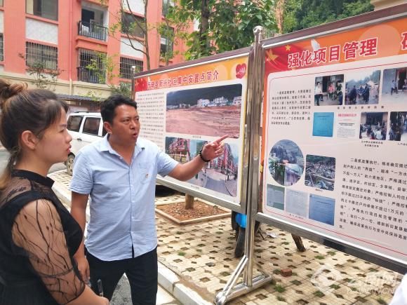 新興社區(qū)黨支部書記張文明向記者介紹相關(guān)情況。姬祥虎 攝