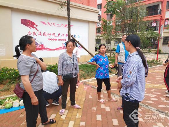 搬遷群眾有說有笑的聚集在一起。姬祥虎 攝