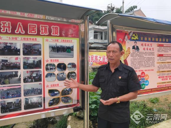 拉孩村黨總支書記兼村委會主任劉丕榮向記者介紹相關(guān)情況。姬祥虎 攝