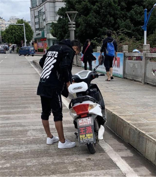 救人后的小伙子只留下這張照片 救人后的小伙子只留下這張照片