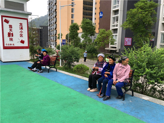 小區(qū)內(nèi)老人在拉家常 小區(qū)內(nèi)老人在拉家常