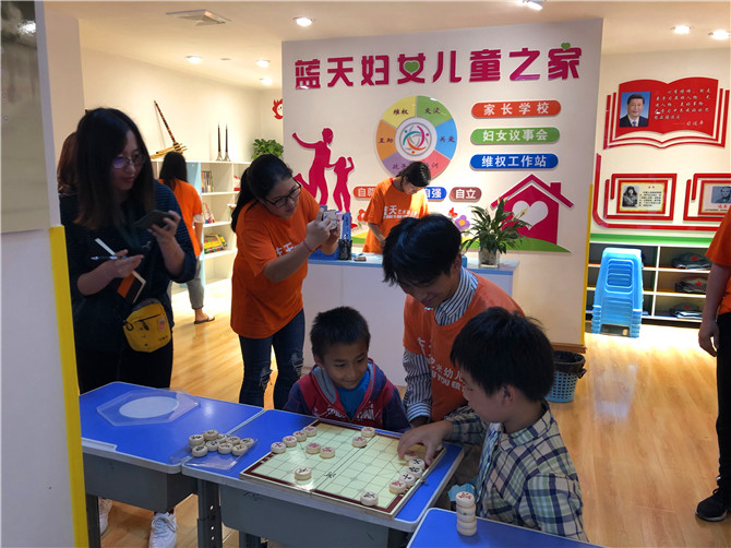 志愿者與孩子在婦女兒童之家休閑娛樂 志愿者與孩子在婦女兒童之家休閑娛樂