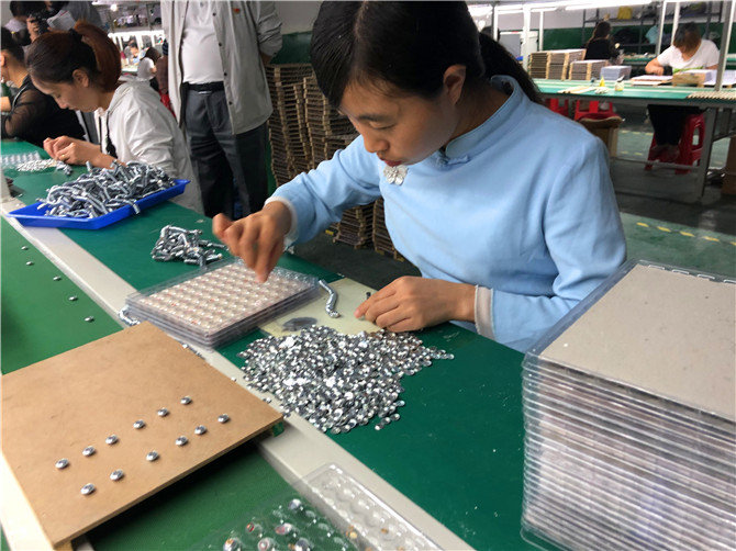 卡戶余燕群正認(rèn)真工作 卡戶余燕群正認(rèn)真工作