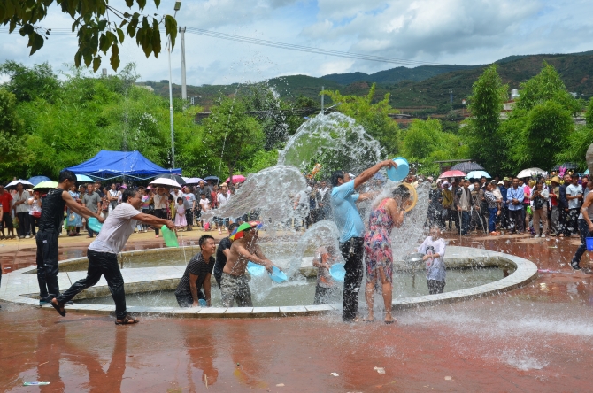 千人潑水狂歡活動(dòng)。