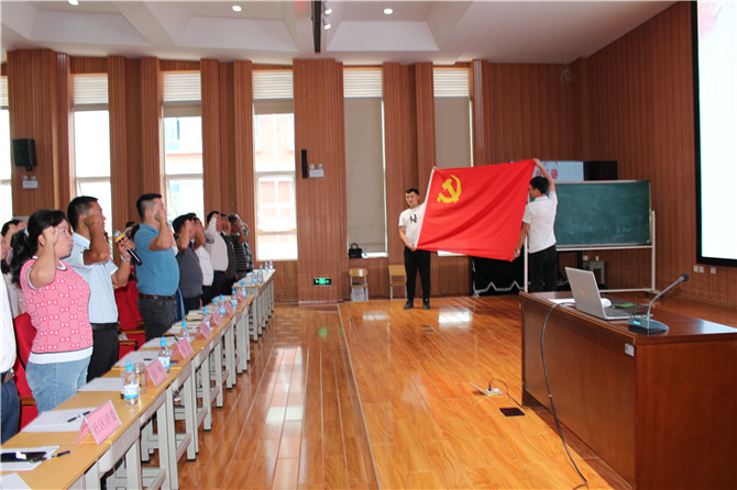 2.黨員們重溫入黨誓詞。