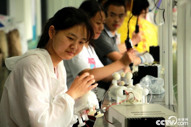 盡銳出戰(zhàn) 迎難而上 陜南脫貧攻堅(jiān)的18個(gè)瞬間 盡銳出戰(zhàn) 迎難而上 陜南脫貧攻堅(jiān)的18個(gè)瞬間