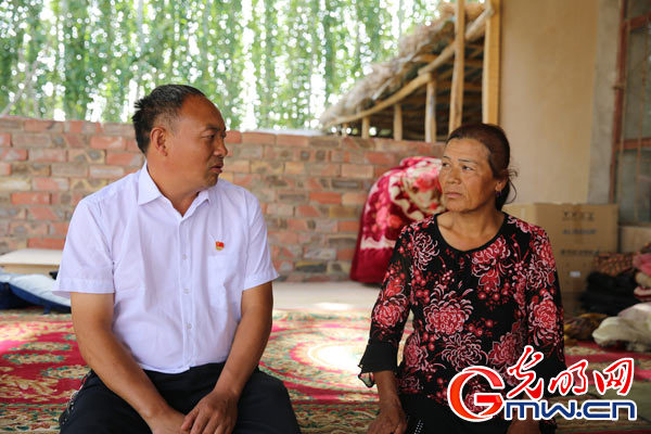 【邊疆黨旗紅】“麥蓋提好人”黃英杰:實事求是 為老百姓利益著想 【邊疆黨旗紅】“麥蓋提好人”黃英杰:實事求是 為老百姓利益著想