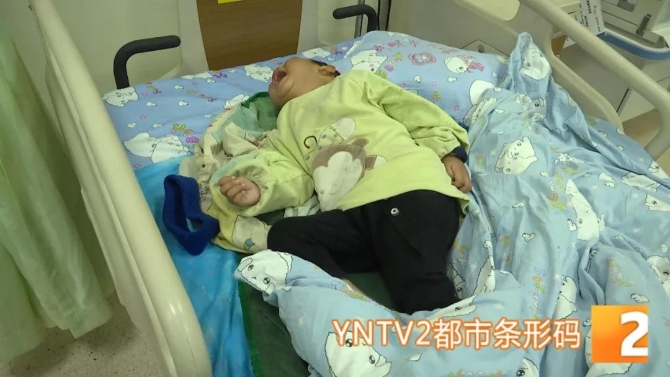 昆明兩歲男童深夜被“遺忘”在醫(yī)院2.jpg