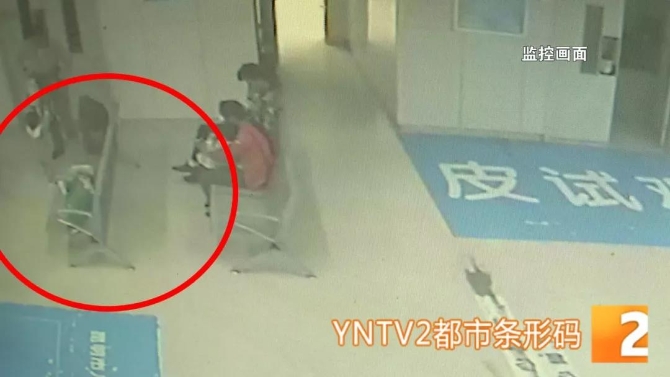 昆明兩歲男童深夜被“遺忘”在醫(yī)院4.jpg