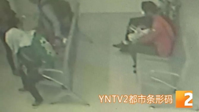昆明兩歲男童深夜被“遺忘”在醫(yī)院5.jpg
