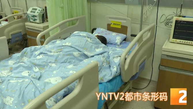 昆明兩歲男童深夜被“遺忘”在醫(yī)院6.jpg