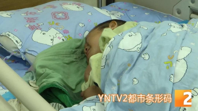 昆明兩歲男童深夜被“遺忘”在醫(yī)院8.jpg