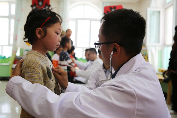 蘇援疆醫(yī)療專家正在進(jìn)行兒童先心病免費(fèi)篩查。趙清建攝