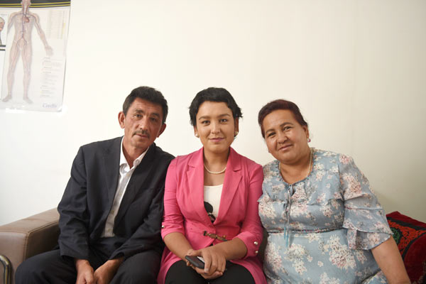 凱麗比努爾·庫爾班江（中）及家人。潘迪攝