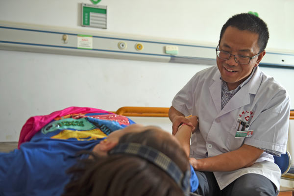 克州人民醫(yī)院東院副院長李勇強(qiáng)在詢問病人康復(fù)情況。潘迪攝