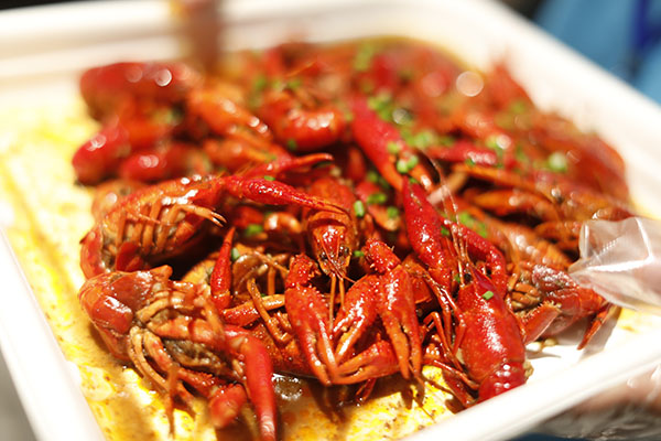 以當(dāng)?shù)乜谖短厣腼兊男↓埼r