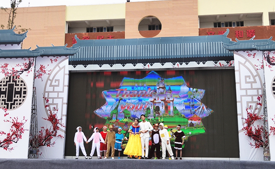 畢業(yè)典禮上英語舞臺劇表演。記者 張薇 攝