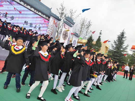 畢業(yè)生放飛代表各自夢想的彩色紙飛機。記者 張薇 攝