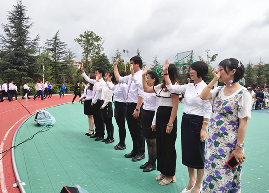 舞臺下老師接受畢業(yè)生謝禮，老師們動情落淚。記者 張薇 攝